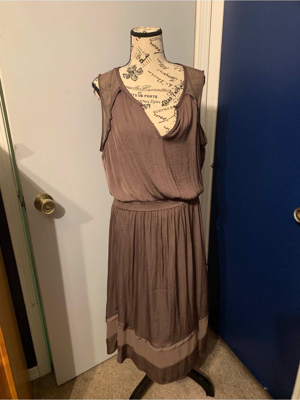 Simply Vera Vera Wang Taupe Sleeveless Blouson Midi Dress